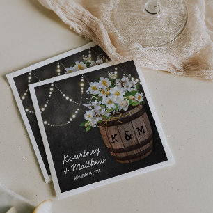 Saitenlicht Rustikaler Weinberg Weißer Blumenzwieb Serviette