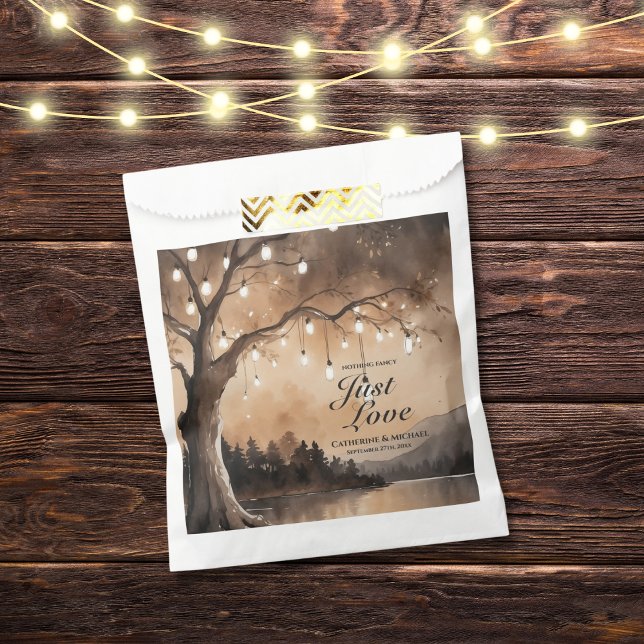 Saitenlichter auf einer romantischen Hochzeit mit  Geschenktütchen (Flat lay barn wood fairy lights enchanted woodland forest light bulbs autumn fall leaves favor bag)