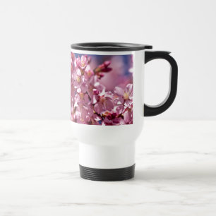 Sakura-Kirschblüten geküsst von Sonnenlicht Reisebecher