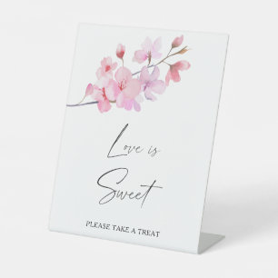 Sakura - Liebe ist süß und nimmt eine Leckerei Sockelschild