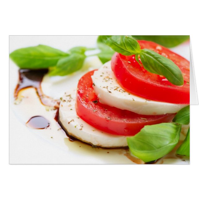 Salade Caprese. Tranches de tomates et de mozzarel (Devant horizontal)