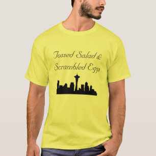 Salade jetée en l'air et T-shirt d'oeufs brouill