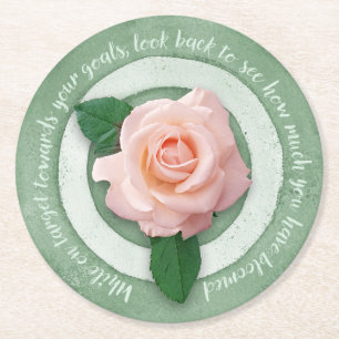 Salbeigrün mit rosa Rose Inspirierendes Zitat Runder Pappuntersetzer