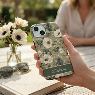 Salbeigrün und cremefarbene florale Personalisieru iPhone 15 Hülle