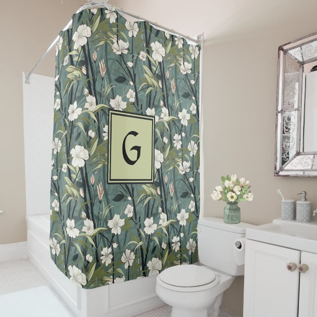 Salbeigrüne Chinoiserie-Blumen Weiße Initiale  Duschvorhang (Von Creator hochgeladen)