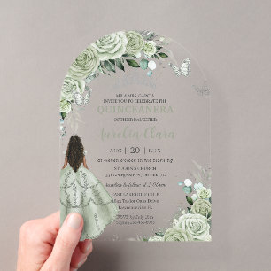 Salbeigrüne Florale Braune Mädchen Quinceañera XV Acryleinladungen