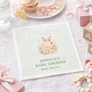 Salbeigrüner kleiner Hase auf dem Weg Baby Shower Serviette