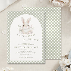 Salbeigrüner kleiner Hase Gingham-Bogen-Baby-Party Einladung