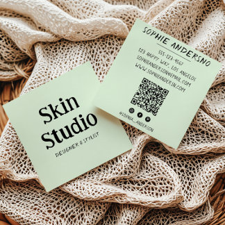 Salbeigrünes Minimalistisches Skin Studio QR-Code Quadratische Visitenkarte