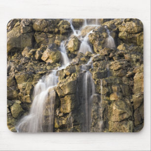 Salzlösungsfälle vom vulkanischen Felsen fallen Mousepad