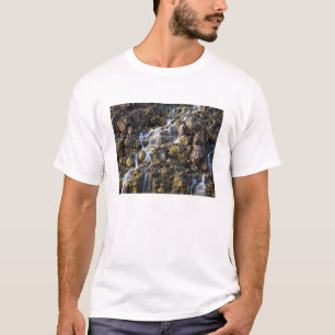 Salzlösungsfälle vom vulkanischen Felsen lassen T-Shirt