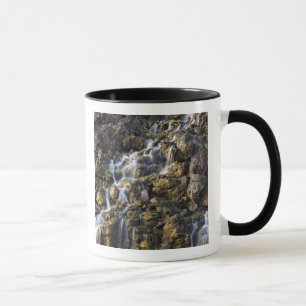 Salzlösungsfälle vom vulkanischen Felsen lassen Tasse