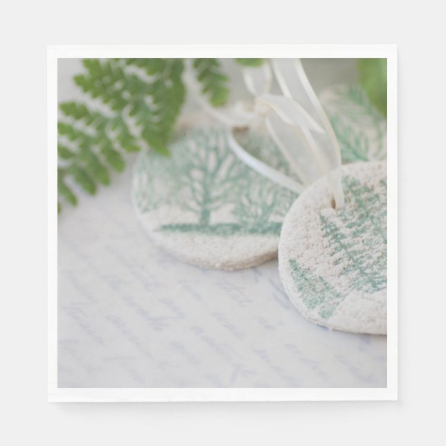 Salzteigbaumschmuck auf Vintagen Buchstaben Serviette (Vorderseite)