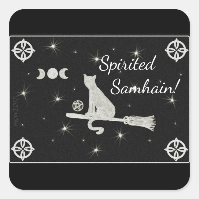 Samhain Magick Cat auf Broom Black and White Quadratischer Aufkleber (Vorderseite)