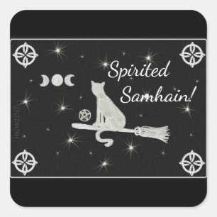 Samhain Magick Katze auf dem Besen Schwarzweiss Quadratischer Aufkleber