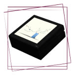 Sammeln von Muschelsammlern Erinnerungskiste<br><div class="desc">Schöne Veranstalter Box für Ihre Muschelsammlung, mit einem visuellen Gedicht von mir, genannt "Scar Collector". Ich bin selbst ein Muschelsammler und habe dieses Gedicht erstmals in Band I aus der Buchreihe "Diamond Dust Poems From the Black Sea Foto" veröffentlicht. Das Kunstwerk ähnelt einem japanischen Ikebana-Blume-Arrangement, aber es umfasst Muscheln und...</div>