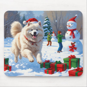 Samojede läuft im Schnee mit Weihnachtsmütze Mousepad
