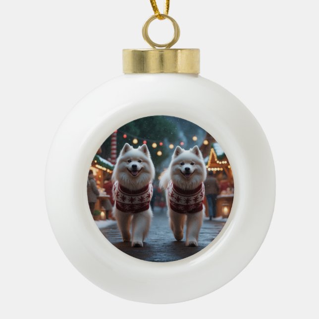 Samoyed Dogs Christmas Snow Holiday Keramik Kugel-Ornament (Vorderseite)