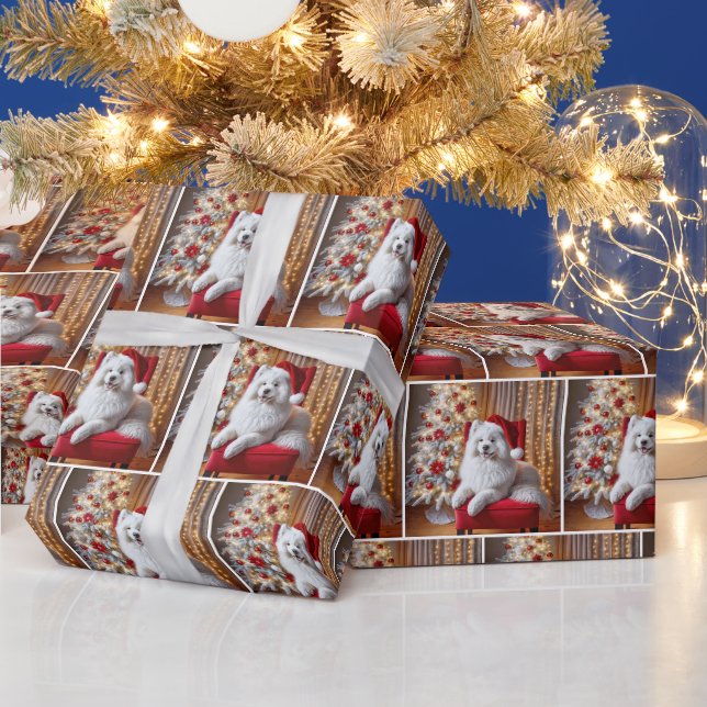 Samoyed Hund trägt einen Weihnachtshut Geschenkpapier (Feiertage)