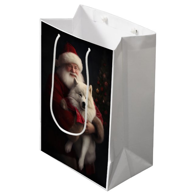 Samoyed with Santa Claus festliche Weihnachten Mittlere Geschenktüte (Vorderseite Schrägansicht)