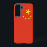 Samsung Galaxy S21 Fallflagge der China Samsung Galaxy Hülle<br><div class="desc">Umgestalten Sie Ihre Samsung Galaxy S21 mit unserem exklusiven Handy-Cover mit der Fahne der China! Dieses Handy wurde mit viel Liebe zum Detail entworfen und präsentiert stolz das ikonische Design der chinesischen Fahne. Die Fahne zeigt einen großen goldenen Stern, begleitet von vier kleineren Sternen in einem Bogen auf einem roten...</div>