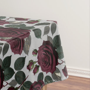 Samtige dunkelburgunderrote Rosen mit grünen Blätt Tischdecke