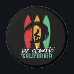 San Clemente Beach California Retro Surfing Magnet<br><div class="desc">Vintages Retro-Surfbrett-Design für Surfer, die Liebe Surfen und Reiten der Ozeanwellen. Cooler Sommerurlaub, Frühlingspausenartikel für diejenigen, die die Sonne, das tropische Wetter, das Sonnenbaden unter der Palme genießen. Grunge und bedrückte Design zu tragen, während Sie das Party am Strand genießen und singen rund um das Feuer. Große Souvenirs, Weihnachtsgeschenke und...</div>