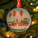 San Diego California Vintag Souvenirs der 50er Jah Ornament Aus Metall<br><div class="desc">San Diego Kalifornien. Dieses Vintage Design macht den Fans von San Diego Beach zu Weihnachten und zum Geburtstag ein besonderes Geschenk. Das Retro Sommercamp ist ein perfektes Geschenk für Reisende und Liebhaber von tropischen Reisezielen.</div>