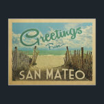 San Mateo Beach Vintage Postkarte<br><div class="desc">Dieses Greetings From San Mateo Vintage Postcard Design verfügt über einen Sandstrand mit einem schönen türkisfarbenen Ozean Wasser und über dem Meer,  einen blauen Himmel mit billigen weißen Wolken. Im Vintage Reisen Stil.</div>