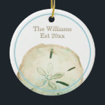 Sand Dollar Beach Name & Anniversary Keramik Ornament<br><div class="desc">Feiern Sie Ihre ersten Weihnachten und alle Weihnachten, um mit diesem Gedenkschmuck folgen. Personalisieren Sie mit Ihrem Namen und Jubiläum oder festem Jahr mit der leicht zu bedienenden Textvorlage. Finden Sie passende Produkte in meiner Sand Dollar Beach Wedding Collection.</div>