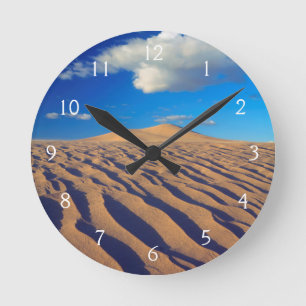 Sand Dunes and Clouds Runde Wanduhr