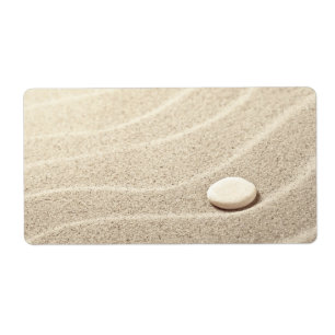 Sand-Hintergrund mit weißem Stein
