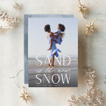 Sand ist das Weihnachtsfest an der Neuen Schneeküs Feiertagskarte<br><div class="desc">Eine elegante Küstenkarte für Strand- oder Küstenbewohner mit einem senkrechten Foto mit "Sand ist der neue Schnee" überlagert in weißer Schrift. Personalisieren Sie mit Ihrem Familiennamen und dem Jahr.</div>
