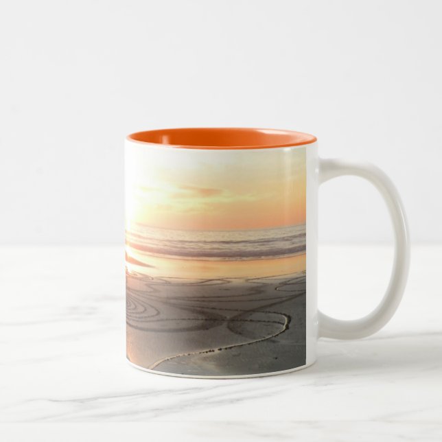 Sand-Kreis an der Sonnenuntergang-Tasse Zweifarbige Tasse (Rechts)