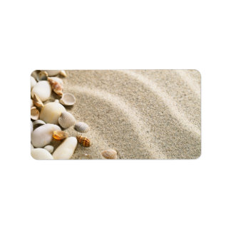 Sand mit Muscheln und Steinen. Zusammensetzung Adressaufkleber