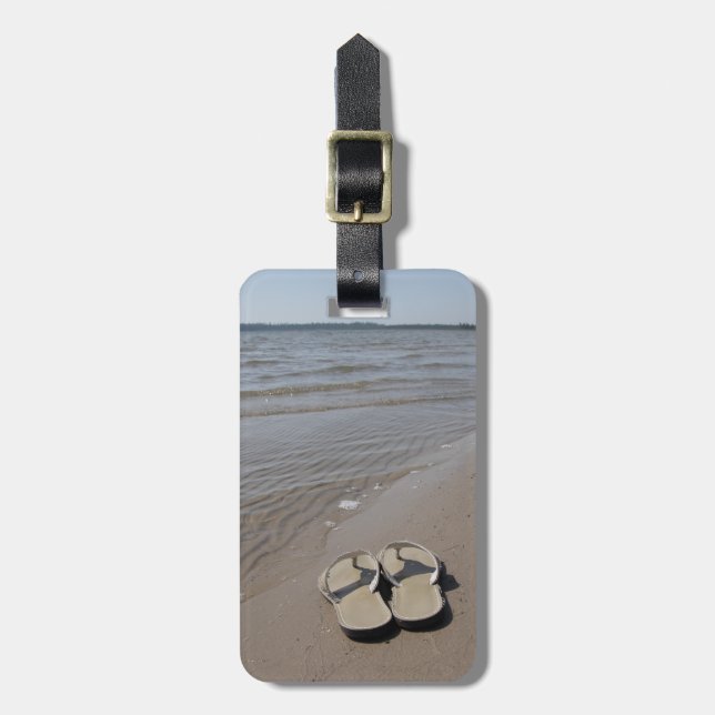 Sandalen am Strand Gepäckanhänger (Vorderseite vertikal)