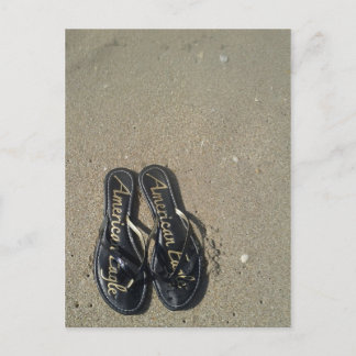 Sandalen am Strand Postkarte