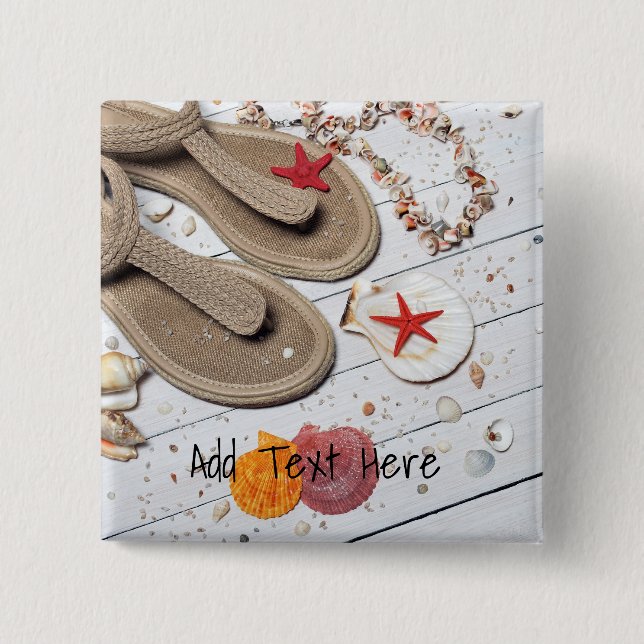 Sandalen, Muscheln und Starfish am Strand Button (Vorderseite)
