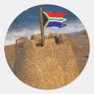 Sandburg mit südafrikanischer Flagge, Umhlanga Runder Aufkleber
