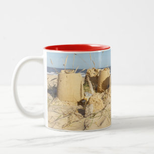 Sandcastle am Strand Zweifarbige Tasse