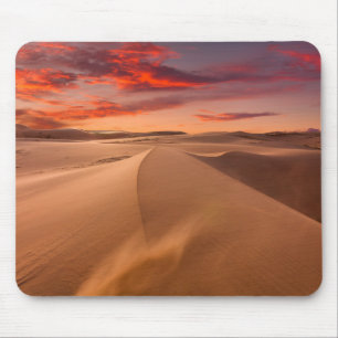 Sanddünen in der Wüste am Sonnenuntergang Mousepad