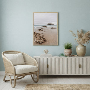 Sandige Küste mit Felsen, melancholische Meeresäst Poster