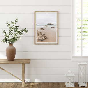 Sandige Küste mit Felsen, melancholische Meeresäst Poster