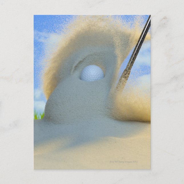 Sandkeil, der einen Golfball aus dem Sand trifft Postkarte (Vorderseite)