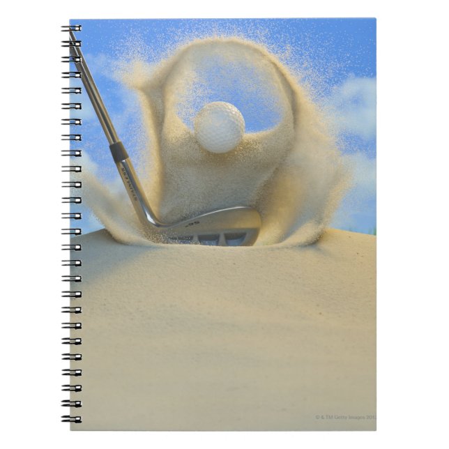 Sandkeil, der einen Golfball aus einem Sand trifft Notizblock (Vorderseite)