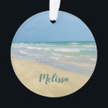 Sandpiper am Meer | Beautiful Beach Custom Ornament<br><div class="desc">Schönes Stranddekor mit herrlicher Küstenfotografie mit einem hübschen Sandpiper,  stehend am Ufer der Ozeanwellen an einem sonnigen Sommertag. Schöne blaue Wellen rollen auf dem Sandstrand,  wo Ihr Name in niedlicher aquamariner Typografie personalisiert ist. Ein schönes Weihnachtsgeschenk für eine Tochter,  Mutter,  Großmutter oder Enkelin.</div>