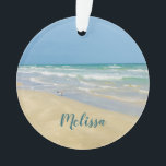 Sandpiper am Meer | Beautiful Beach Custom Ornament<br><div class="desc">Schönes Stranddekor mit herrlicher Küstenfotografie mit einem hübschen Sandpiper,  stehend am Ufer der Ozeanwellen an einem sonnigen Sommertag. Schöne blaue Wellen rollen auf dem Sandstrand,  wo Ihr Name in niedlicher aquamariner Typografie personalisiert ist. Ein schönes Weihnachtsgeschenk für eine Tochter,  Mutter,  Großmutter oder Enkelin.</div>