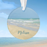 Sandpiper am Meer | Beautiful Beach Custom Ornament<br><div class="desc">Schönes Stranddekor mit herrlicher Küstenfotografie mit einem hübschen Sandpiper,  stehend am Ufer der Ozeanwellen an einem sonnigen Sommertag. Schöne blaue Wellen rollen auf dem Sandstrand,  wo Ihr Name in niedlicher aquamariner Typografie personalisiert ist. Ein schönes Weihnachtsgeschenk für eine Tochter,  Mutter,  Großmutter oder Enkelin.</div>