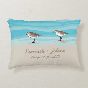 Sandpiper am Strand Hochzeitdatums Namen in Sand Dekokissen