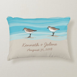 Sandpiper am Strand Hochzeitdatums Namen in Sand Dekokissen